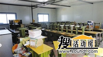 活動房教室內部桌椅