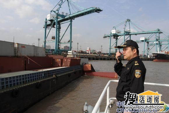 海事執法人員在現場指揮