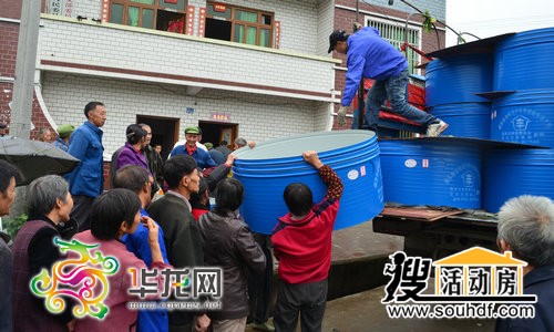 村民們正在領取彩鋼板糧倉