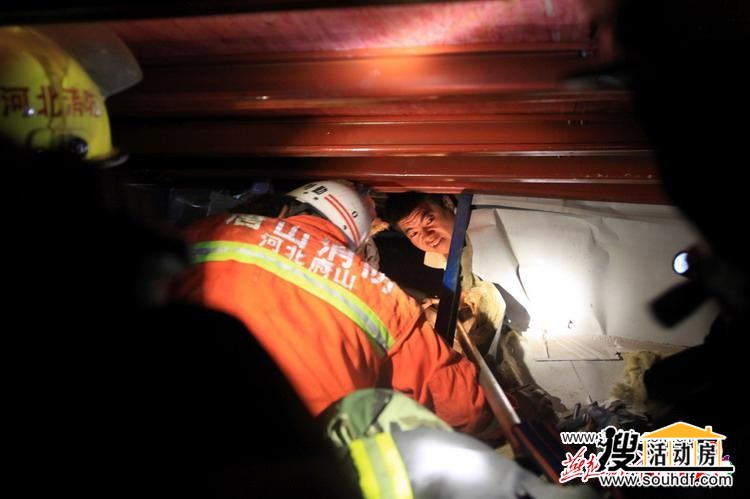 消防人員正在營救壓在彩鋼房下的工人