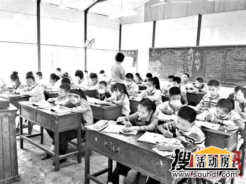 小學生活動房內上課
