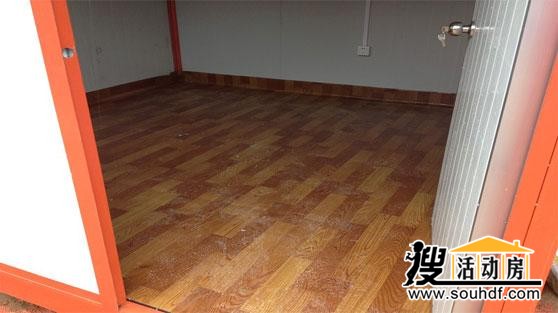 為集裝箱活動房鋪設(shè)地板革