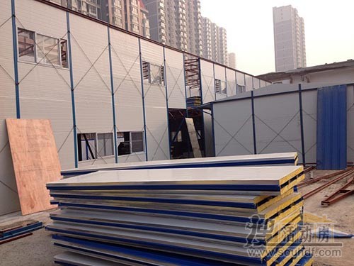 彩鋼房材料運到了建筑工地