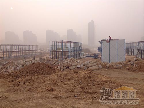 大霧天氣，工人們也都忙著搭建南昌彩鋼房