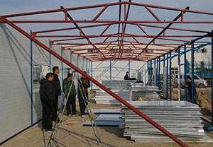 領導在工地上視察活動房安裝情況