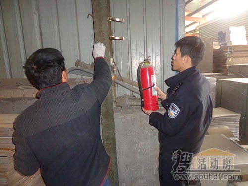 消防人員進行檢查彩鋼房的防火性能