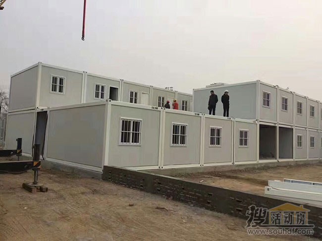 天津中建二局領(lǐng)導(dǎo)對集裝箱活動房進行考察